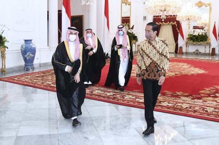 Jokowi and Saudi Arabian Foreign Minister Meet to Discuss Hajj and Energy
